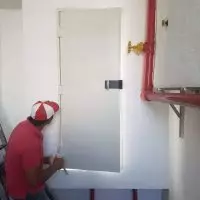 instalac%cc%a7a%cc%83o-de-porta-corta-fogo-2